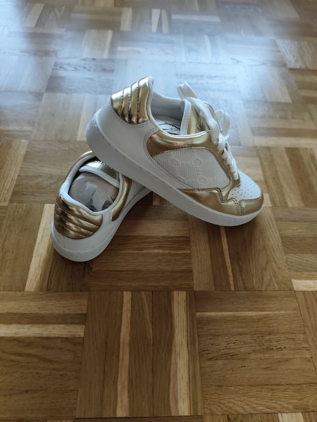 Twinset Scarpe da donna: Sneakers Twinset Milano - blanc et doré – Usato da Grand-Lancy venduto da gab_z2r6 1
