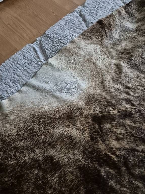 Tappeti: Grosser Kuhfell Teppich – Usato da Winterthur venduto da Neuesim 1