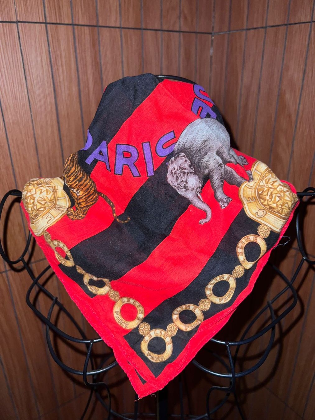 Fendi Foulard & Sciarpe: Celine Tuch Circus Print Rot Schwarz Baumwolle – Usato da Winterthur venduto da Dejv