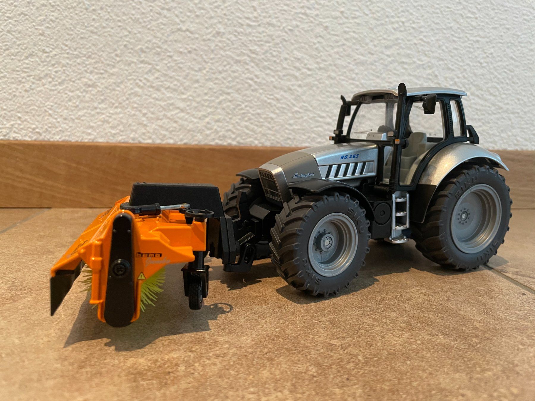 Lamborghini Traktoren: SIKU Lamborghini R8.265 mit Kehrmaschine – Neu und originalverpackt aus Kreuzlingen von Stefan1150