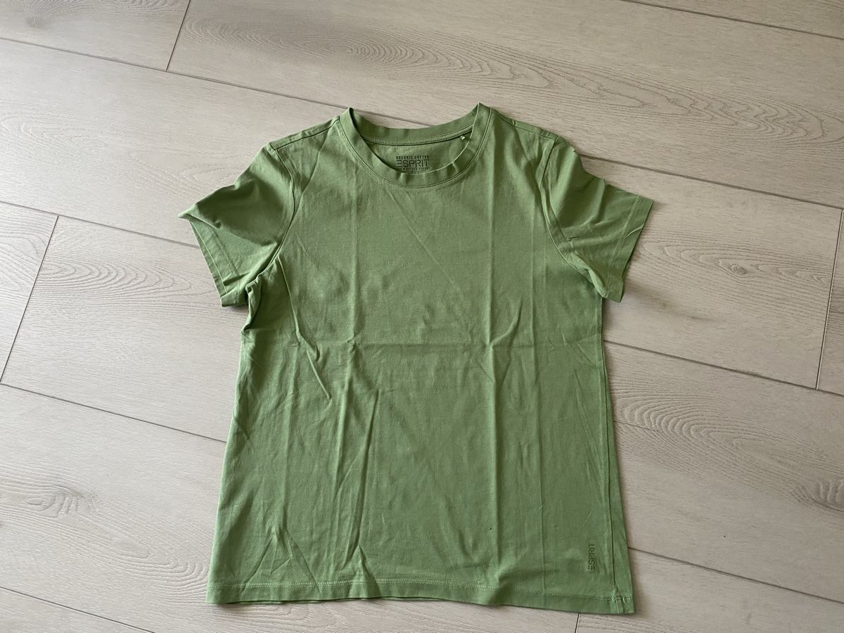 Esprit Lotti di vestiti: Esprit Damen Shirts im 3er-Pack, Grösse S – Usato da Strengelbach venduto da Bycy 4