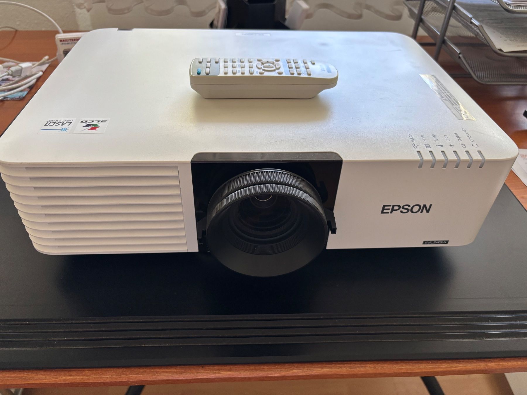 Epson Proiettori: Epson Laser Beamer EB-L400U – Nuovo (secondo la descrizione) da Zürich venduto da Peter_Schmitt