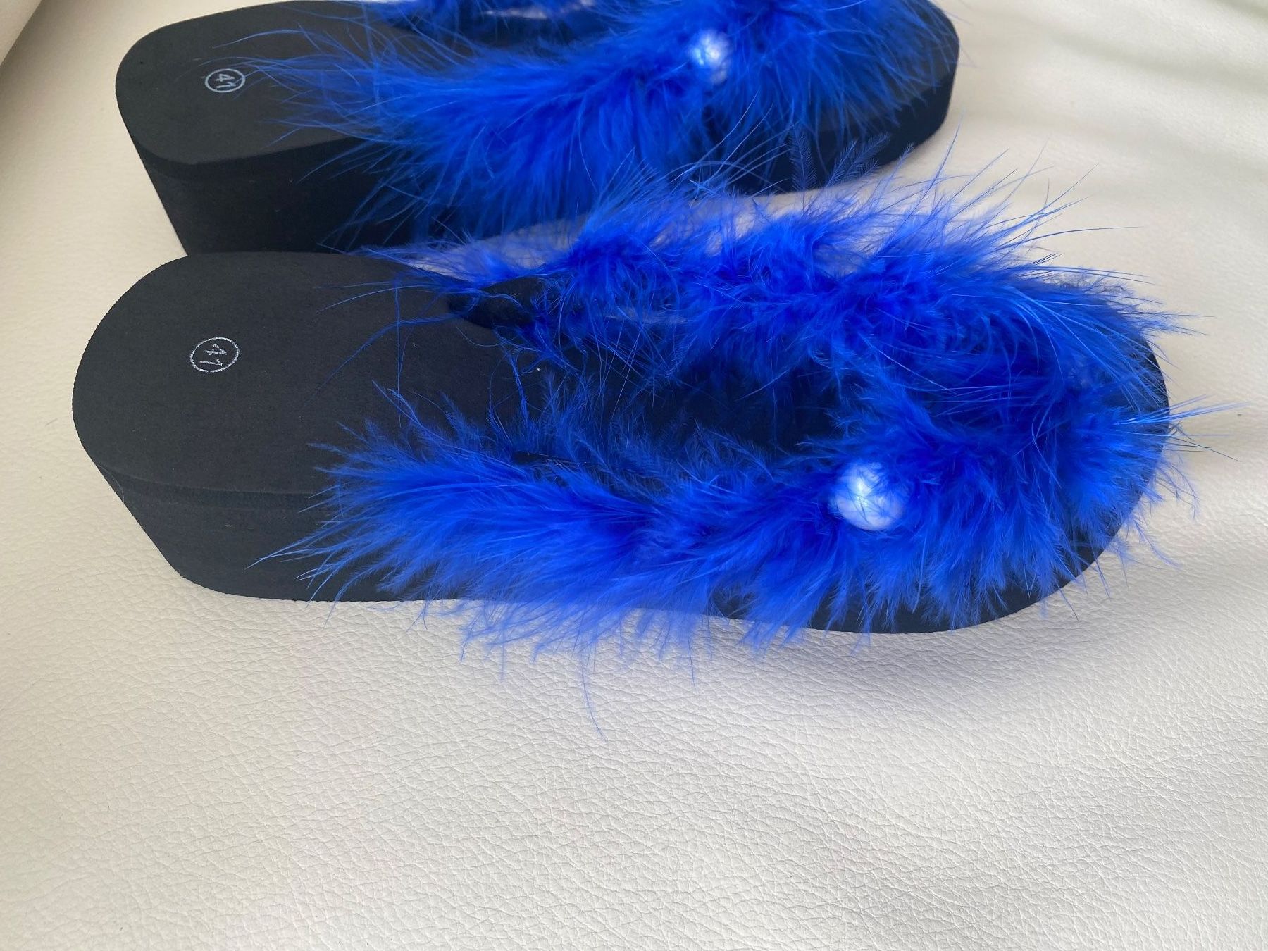 Scarpe da donna: SUMMERTIME - edle/stylische Perlen Flip-Flops, nero/blau, 41 – Nuovo e nell'imballaggio originale da Winkel venduto da ferrari2022 1