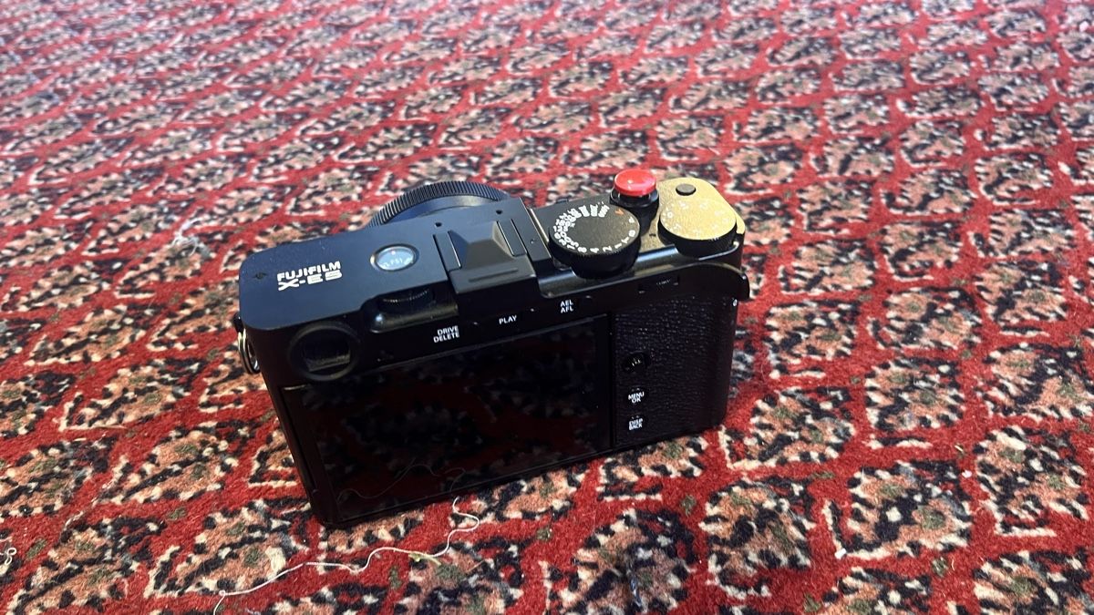 Fujifilm Fotocamera: Fujifilm X-E5 inkl. Zubehör – Usato da Derendingen venduto da rob_wdn7 2