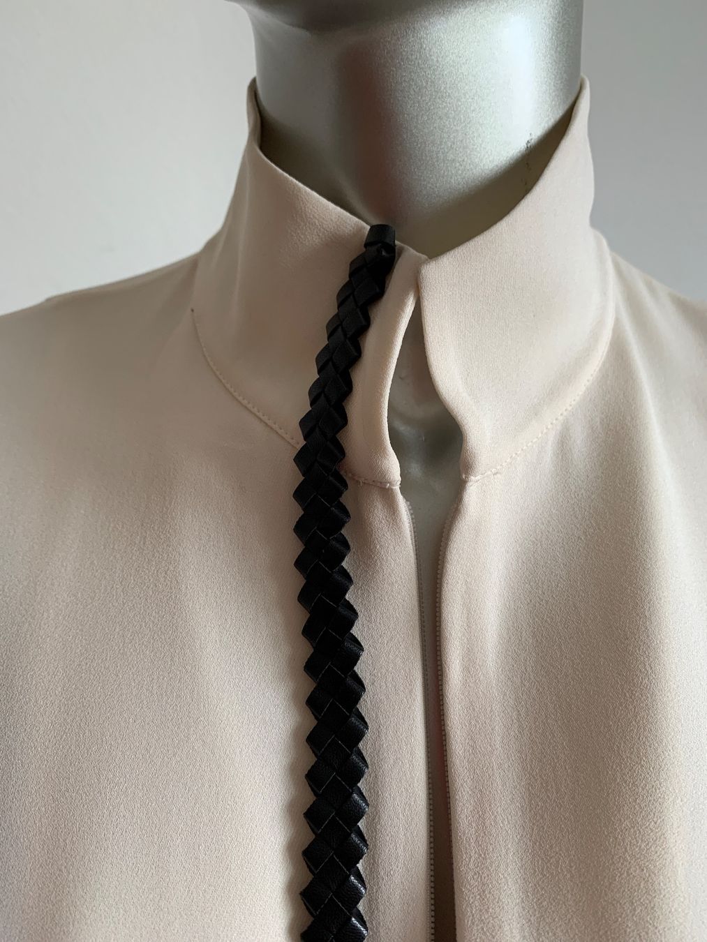 Akris Camicette: AKRIS: puderfarbene Seiden-Bluse mit Lederverzierung – Usato da Luzern venduto da paulablue 3