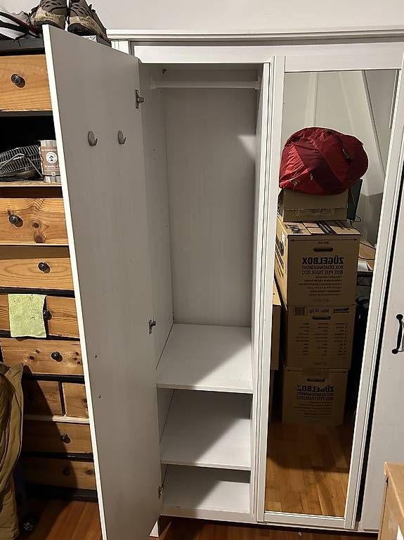 Zu verschenken: Weißer Kleiderschrank mit Spiegel (Gebraucht) in Zürich für CHF 1 – nur Abholung auf Ricardo kaufen