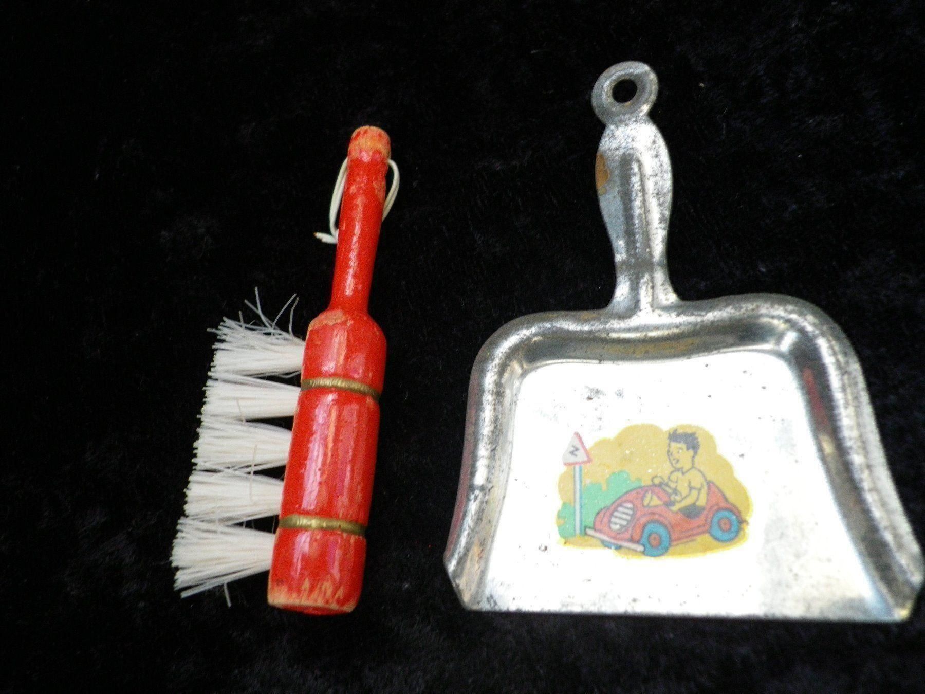 Spielzeuge: Besenhalter mit Zubehör – Gebraucht aus Reinach BL von Annodomini 4