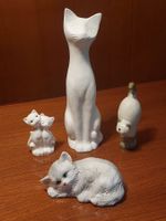 4 statuettes de chats en céramique blanche à adopter !