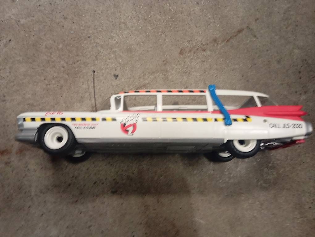Modellini d'auto: Ghostbusters Ecto-1 Modellauto weiss gebrauchter Zustand – Usato da Basel venduto da Petergunn