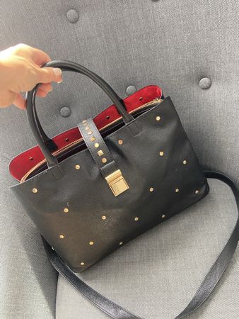 Handtasche schwarz mit Nieten rotes Innenfutter gebraucht