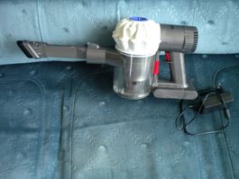 Dyson V-6  Akkustaubsauger mit neue Batterie Versand möglich