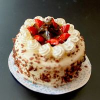 Schwarzwälder-Torte mit Beeren für die Puppenstube. Handarb.