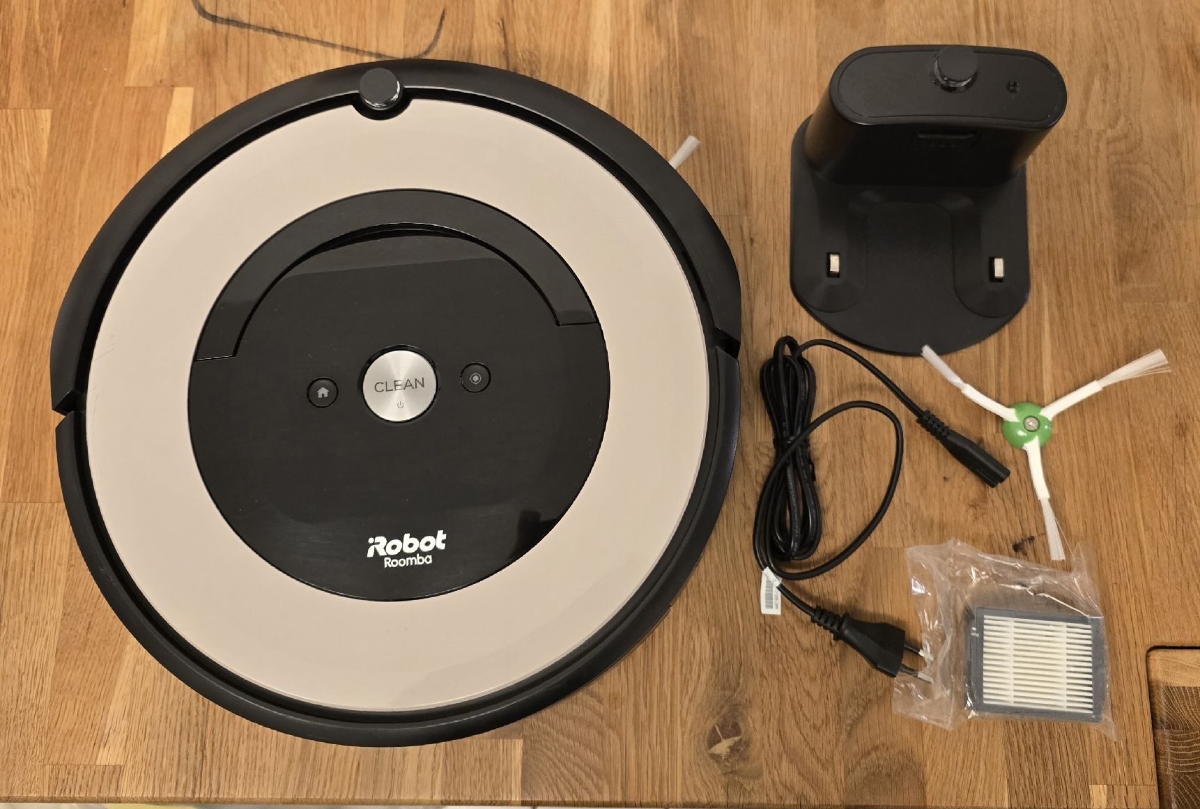 Irobot Aspirapolveri & Accessori: iRobot Roomba e5 Staubsaugroboter - Top Zustand! – Usato da Reiden venduto da Racemanb