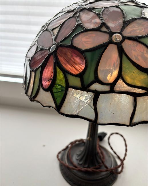 Tiffany & Co. Lampade: Originelle Tischlampe mit Tiffany Glas – Usato da Dielsdorf venduto da bonambler 1