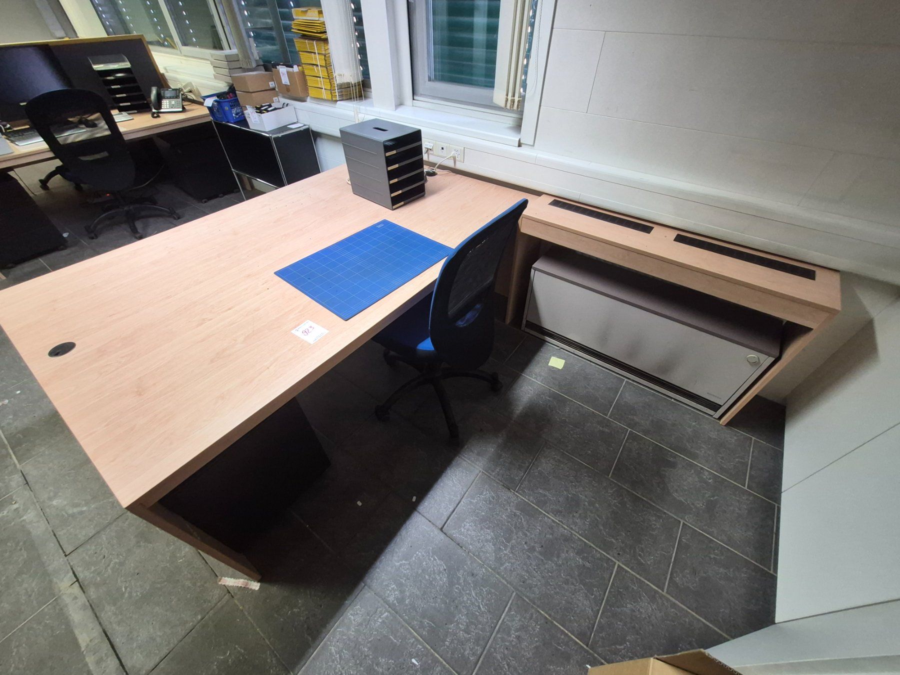 Scrivanie: 923 Bürotsich mit Material und Stuhl – Usato da Derendingen venduto da Meisterstuecke