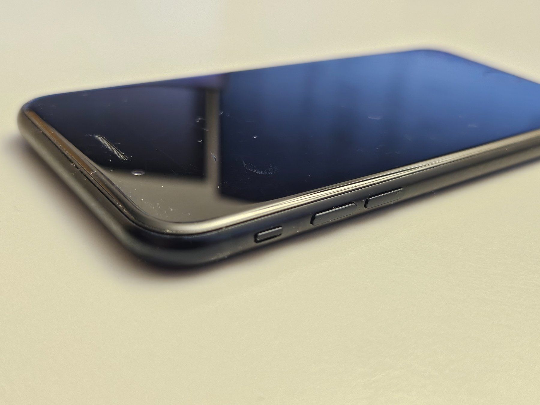 Apple Telefoni cellulari / Smartphones: iPhone SE mit 64GB in gutem Zustand – Usato da Hinwil venduto da 97 5