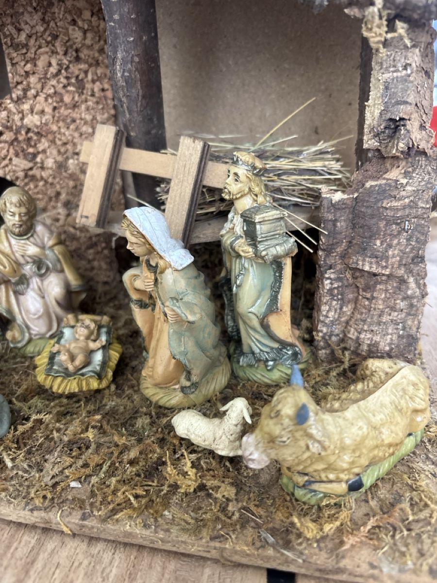 Alle Dekorationen: Wunderschöne Weihnachtskrippe mit Figuren  – Gebraucht aus Kriens von Mollinos 5