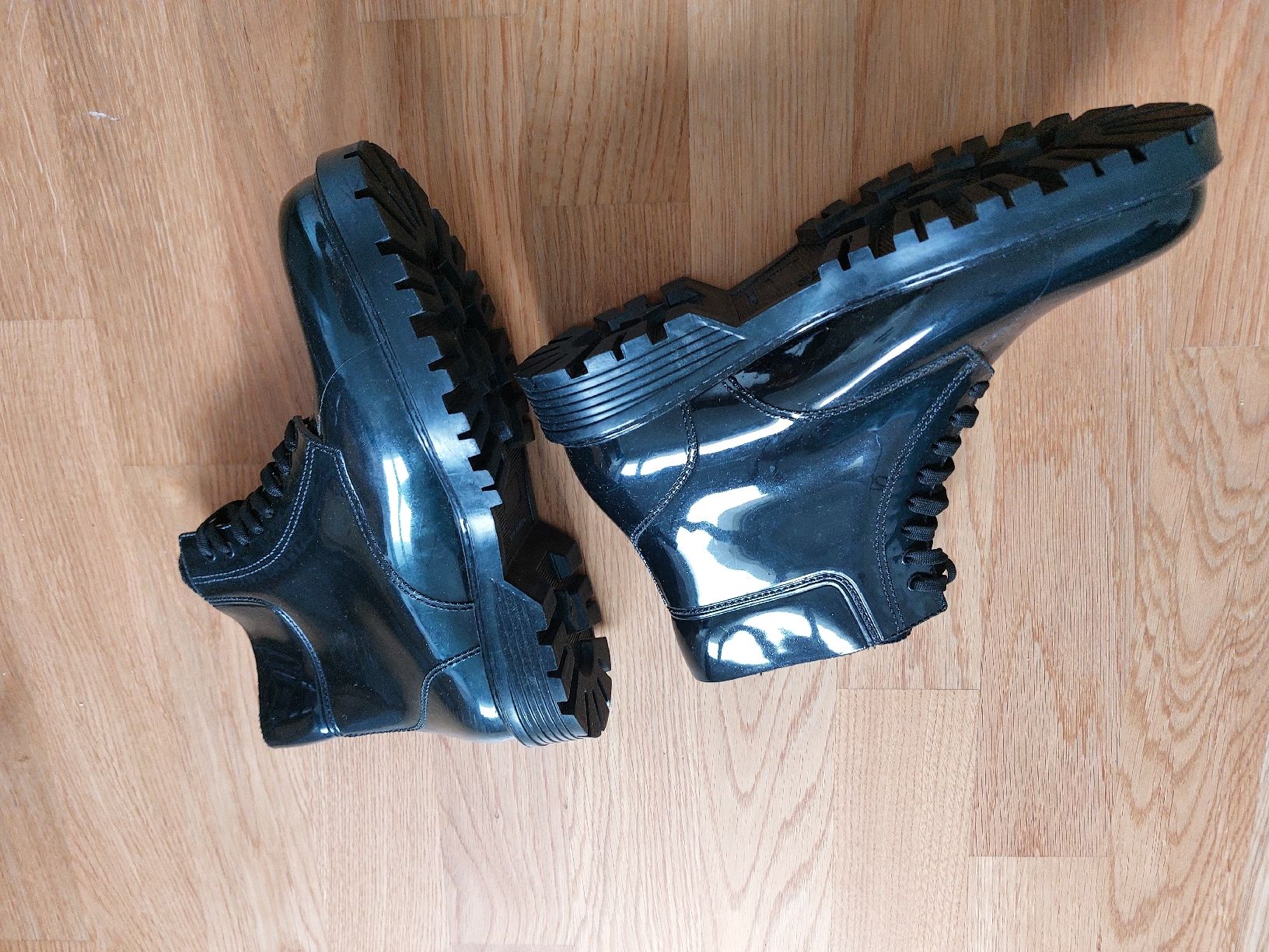 Scarpe da donna: Glänzende schwarze Stiefel, Grösse 39 – Usato da Bern venduto da titaniumsnow 2