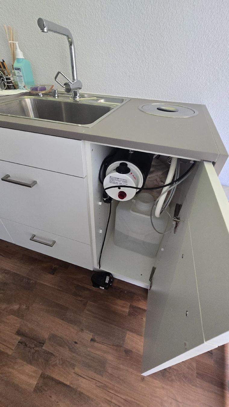 Allestimento di negozi e stand fieristici: Siteboard, Einbaumöbel mit Waschbecken – Usato da Uznach venduto da lindahu 4