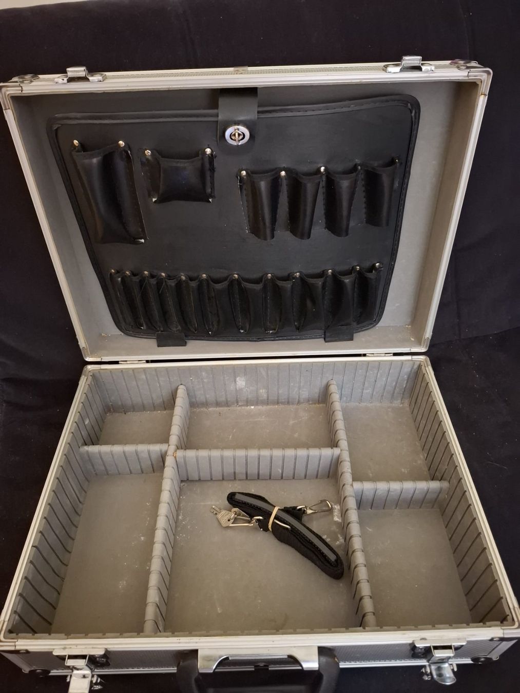Tous les outils: Mallette à outils – D'occasion à Lausanne par two_qq6g