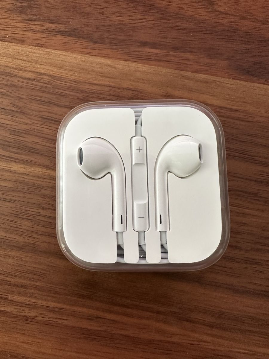 Apple Kopfhörer: Apple EarPods (3.5 mm jack)  – Neu und originalverpackt aus Döttingen von Klarry