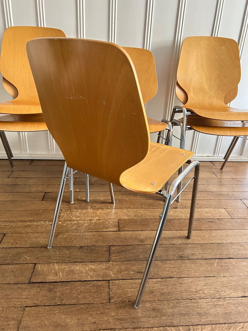 Stühle: 6 stapelbare Holzstühle mit Metallgestell – Gebraucht aus Zürich von clr768kp 3