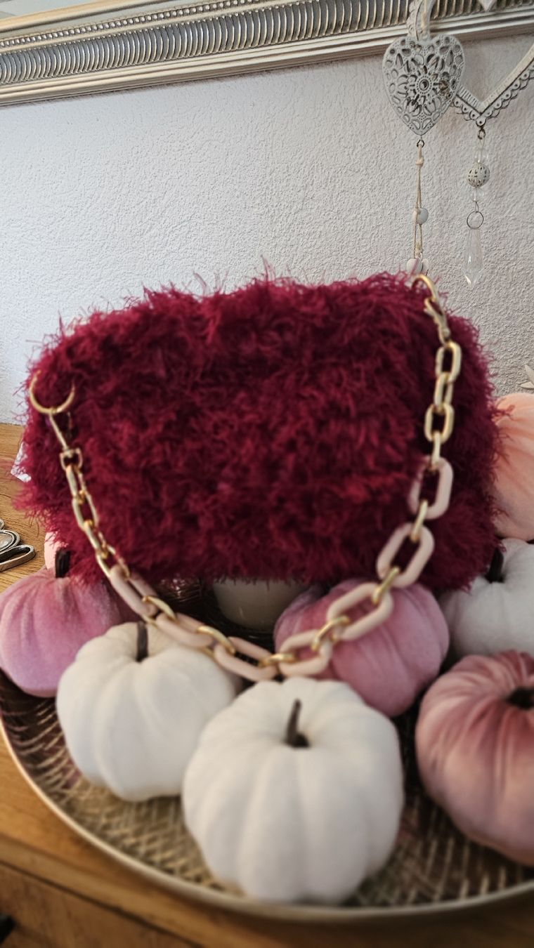 Taschen für Damen: Handtasche Clutch rot und fluffig – Neu und originalverpackt aus Fehraltorf von lisam16 2