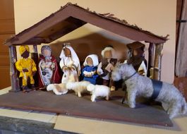 Grob gebastelte Krippe mit Weihnachtsfiguren - Dekoration