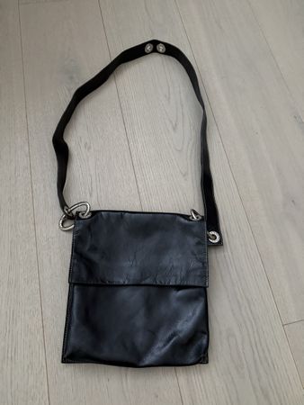 Learher crossbody schwarz Prüne