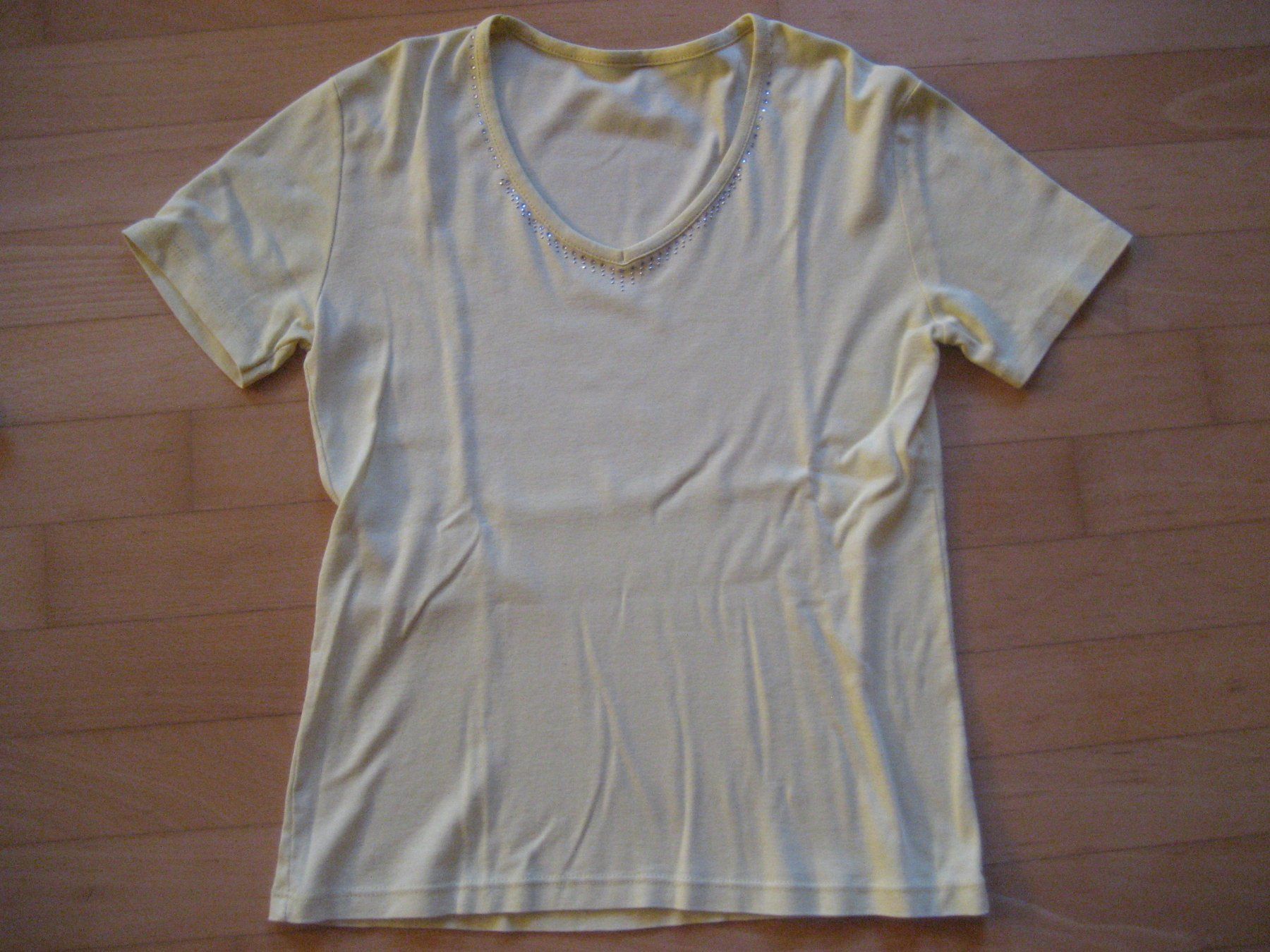 T-shirts: T-Shirt mit Strassteinen am Ausschnit – D'occasion à Unterengstringen par Olifant4
