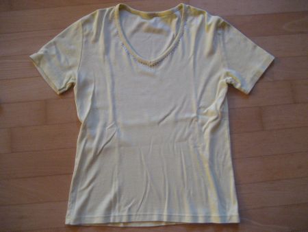 T-Shirt mit Strassteinen am Ausschnit