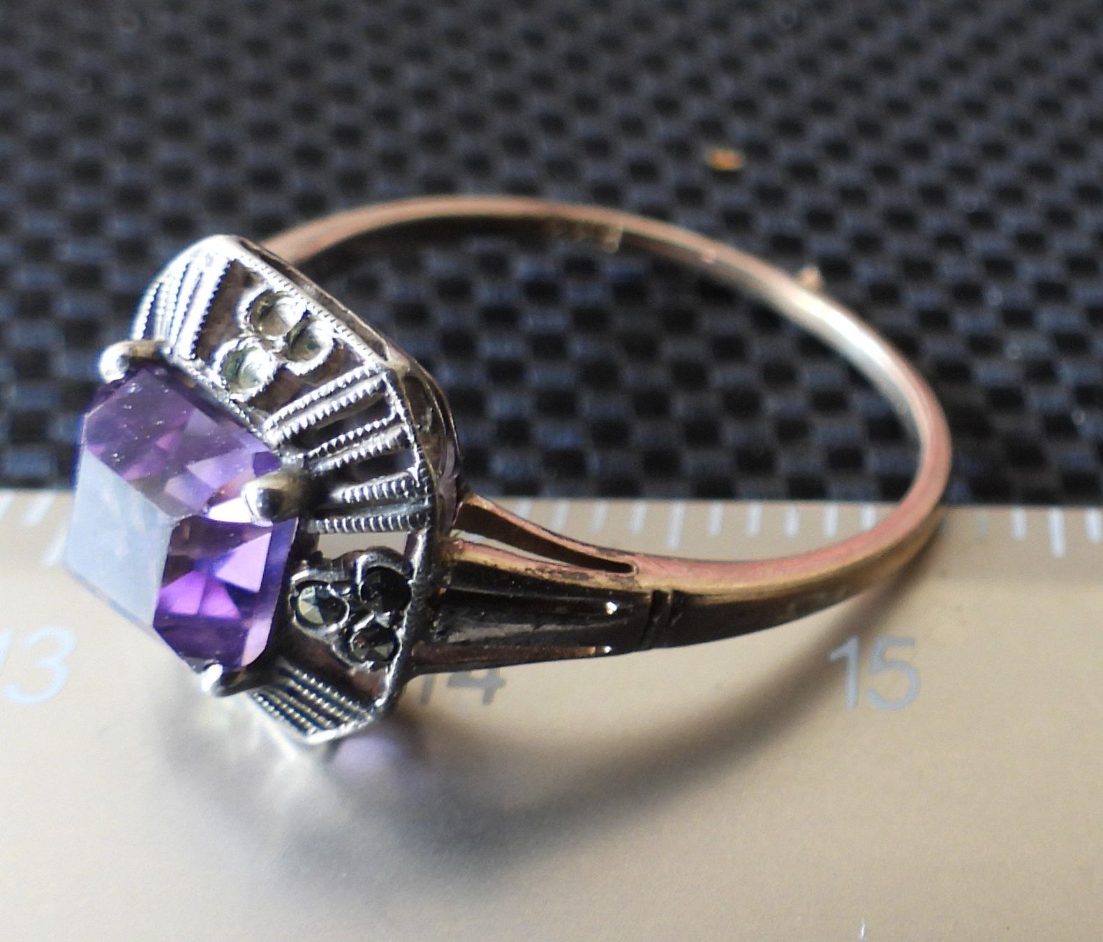 Anelli: Damen Fingerring mit Amethist oder Spinell // 333er Gold – Usato da Allschwil venduto da Swisstoybox