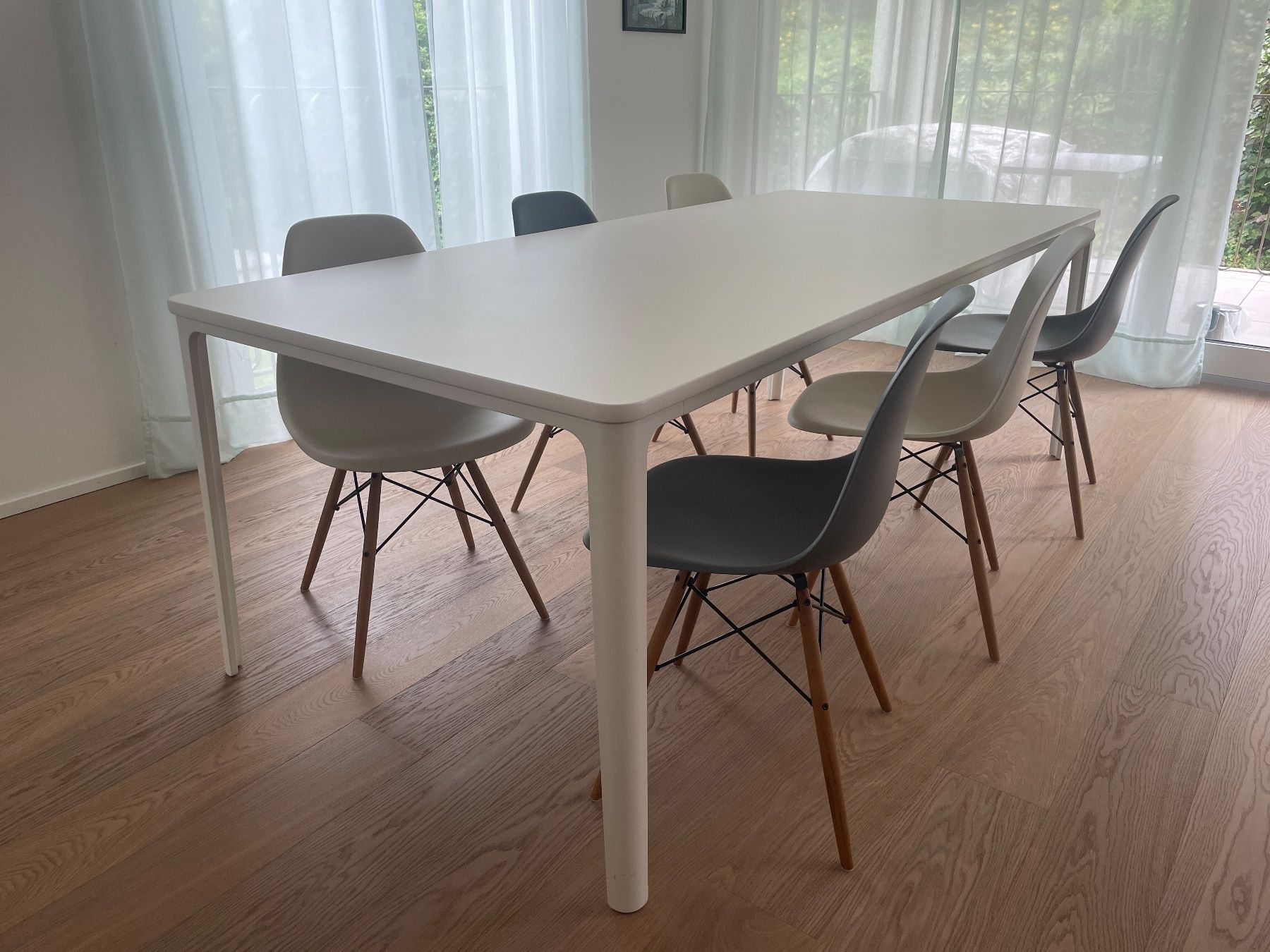 Set di tavolo e panche: Vitra Esstisch + 6x Eames Stühle – Usato da Zürich venduto da MichelleCW