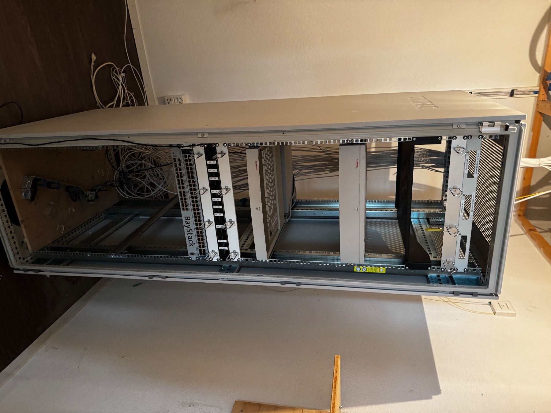 Compaq Racks & Cavalletti: Rack Compaq mit Bildschirm und Tastatur – Usato da Biberist venduto da Boumi_73 2