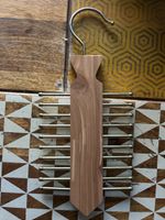 Krawattenhalter aus Holz mit Metallhaken gebraucht