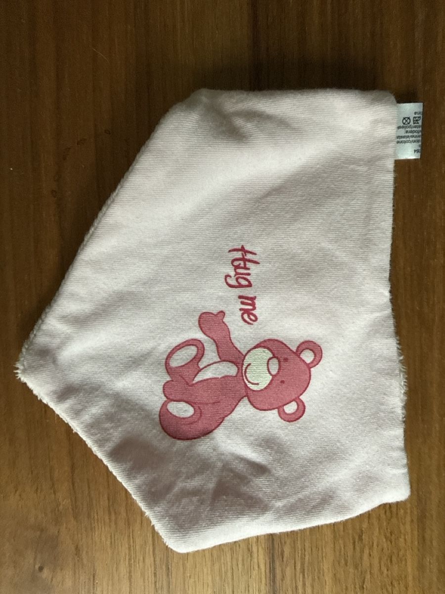 Pasti del neonato: Spucktuch Bär "Hug me" pink – Usato da Aarau venduto da Jhahn