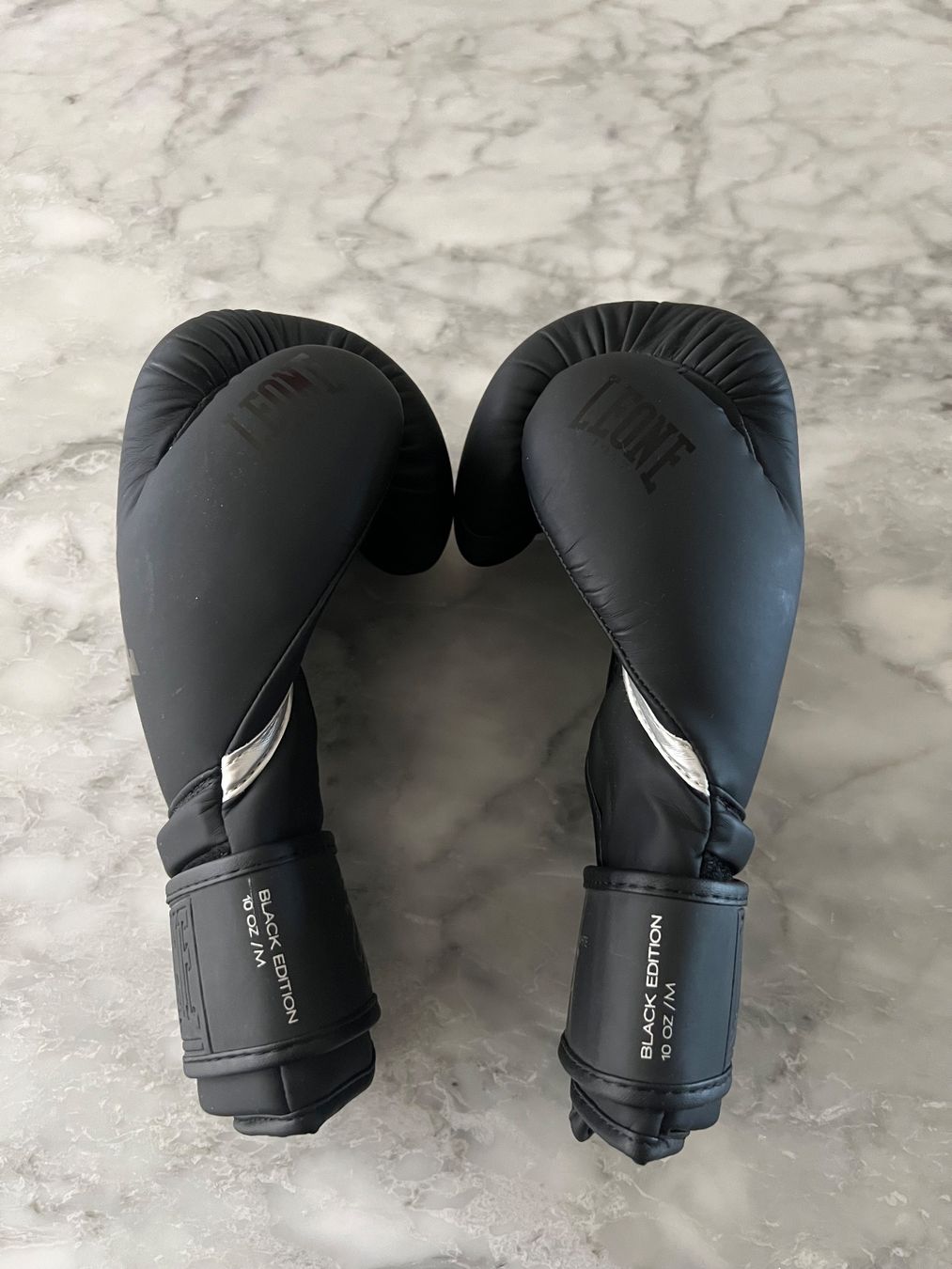 Guanti & manicotti: Boxhandschuhe Leone Black Small Hand 10 OZ – Usato da Hünenberg See venduto da mississauga 1