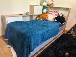 Bett Eriwan mit viel Stauraum