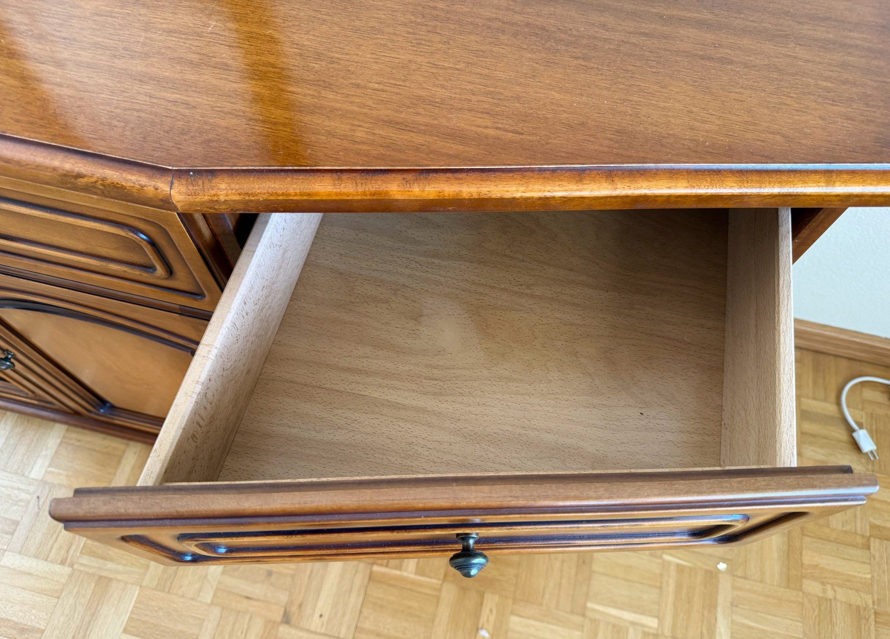Pfister Buffets: Sideboard, Nussbaum, mit Schubladen und Tablaren – D'occasion à Uerikon par TT51 5