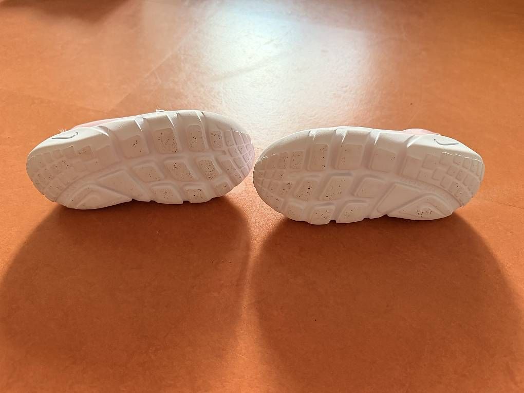 Scarpe da donna: Nike Schuhe zu verkaufen – Usato da Gwatt (Thun) venduto da Glahad 2