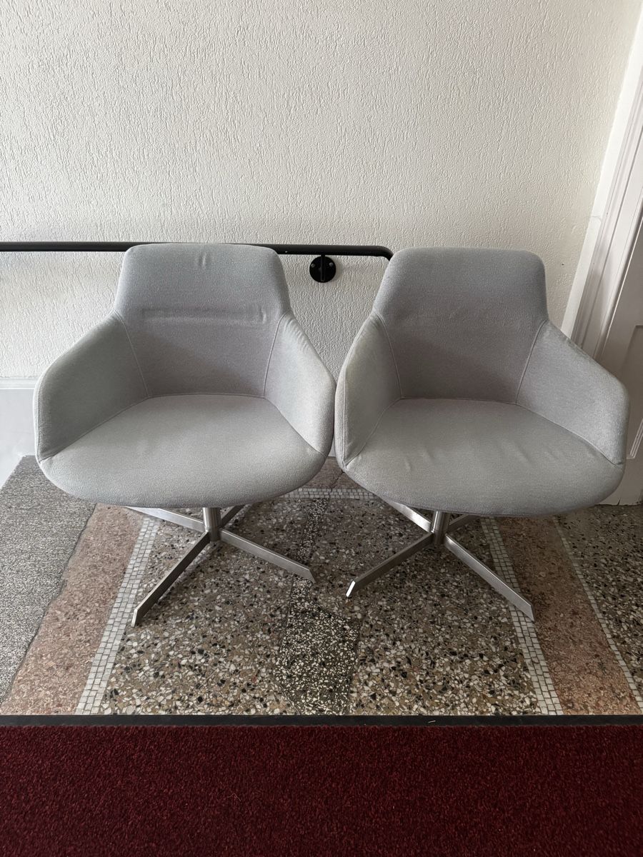 Interio Fauteuils: 2 Sessel Interio SOTA Soffbezug hellgrau Metallfuss drehbar – D'occasion à Zürich par Nobs1