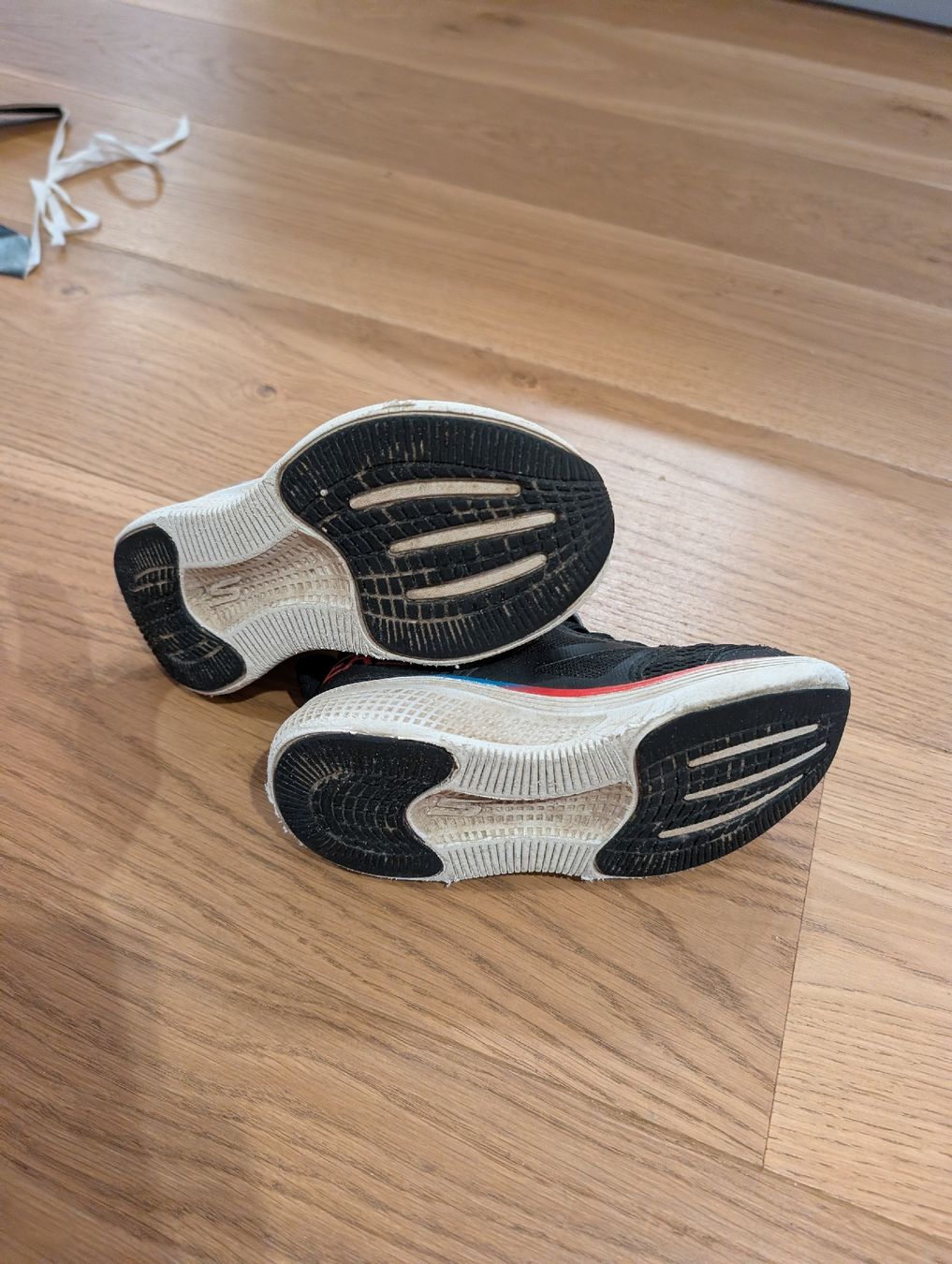 Skechers Schuhe für Jungen: skechers gr 28 – Gebraucht aus Busswil BE von Binchenbeetli 1