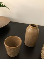 Teelichthalter + Vase mit ockerfarbener Glasur von Esmèe