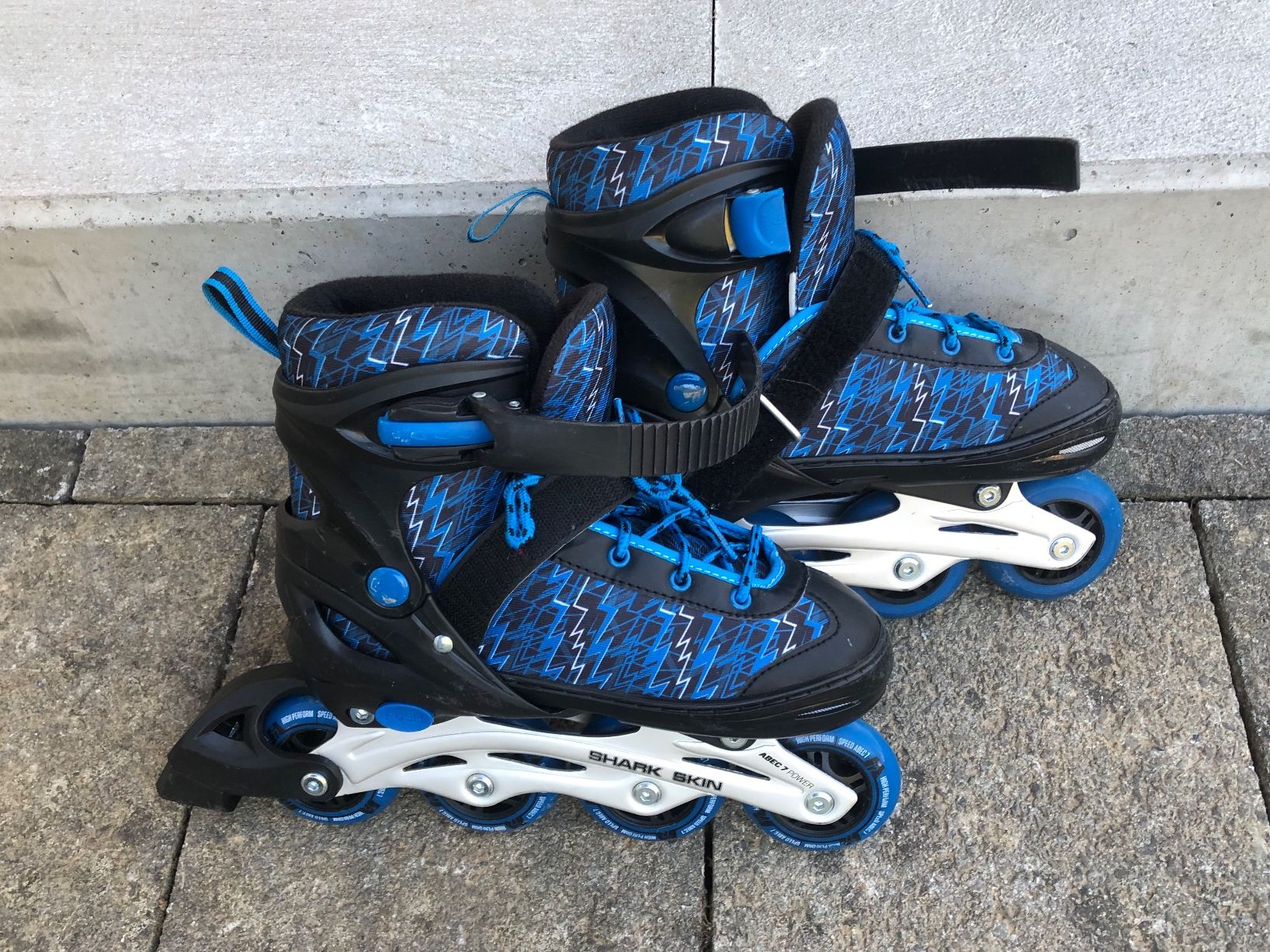 Pattini in linea & Pattini a rotelle: Shark Skin Inlineskates, Gr. 33-36 – Usato da Windisch venduto da raebluesli
