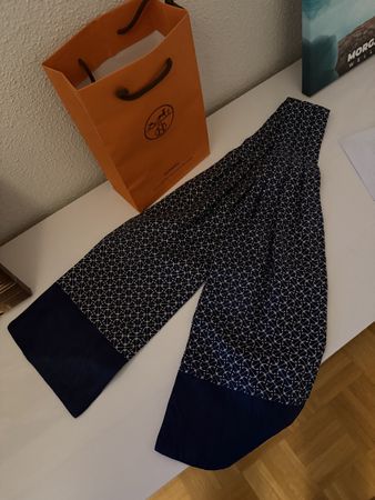 Foulard Hermès en soie bleue motif ancres marin bon état