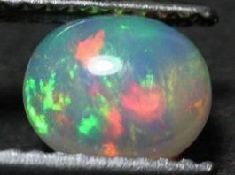 Äthiopischer Opal 0,67 ct IF Feuer Oval unbehandelt