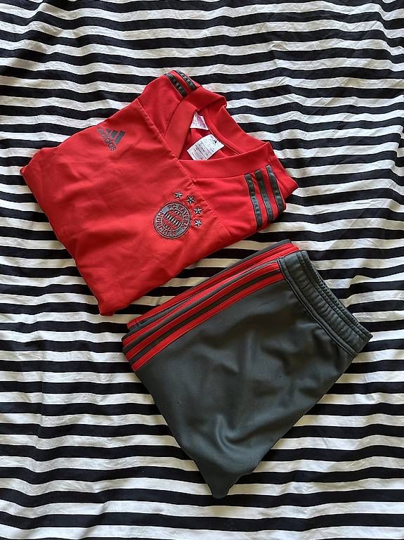 Canottiere & Pantaloni: Ensemble Bayern Münich – Usato da Cernier venduto da eli_6mmn 2