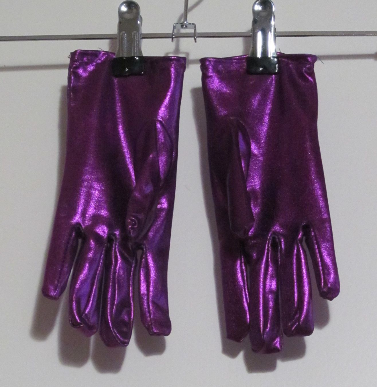 Guanti & manicotti: NEU Kurze Purpur Lackhandschuhe – Nuovo e nell'imballaggio originale da Münchenbuchsee venduto da lu-99