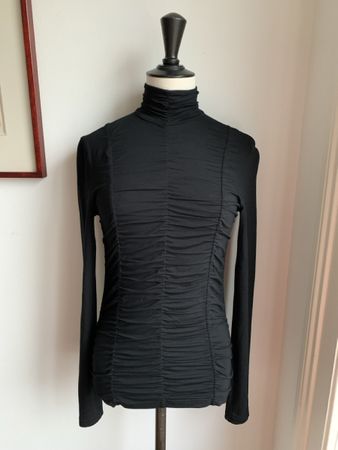 AKRIS: Exklusiver geraffter schwarzer Rollkragenpullover, 36