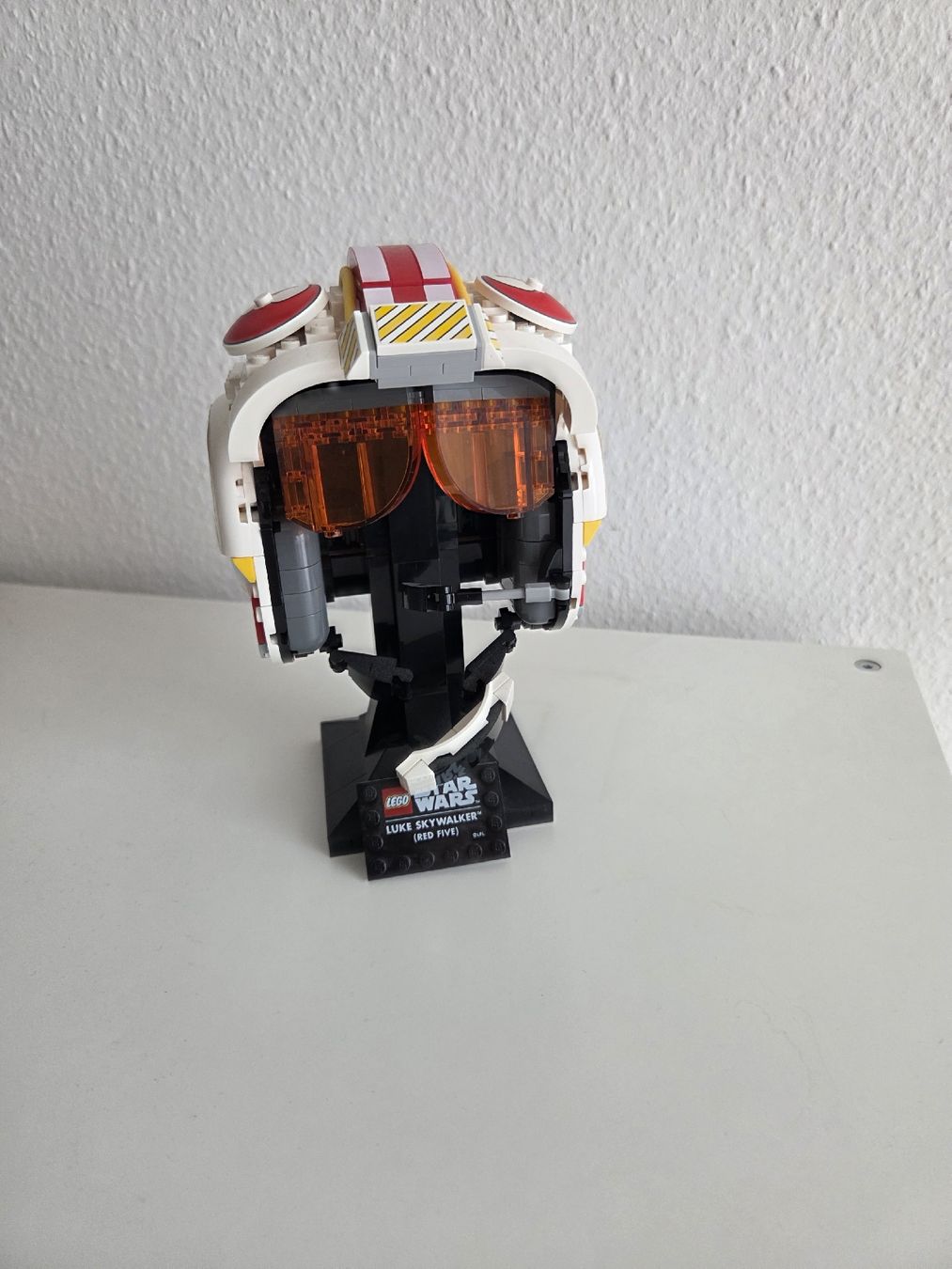 Lego Baukästen: LEGO Luke Skywalker Red Five Helmet 75327 – Gebraucht aus Bonstetten von Emily